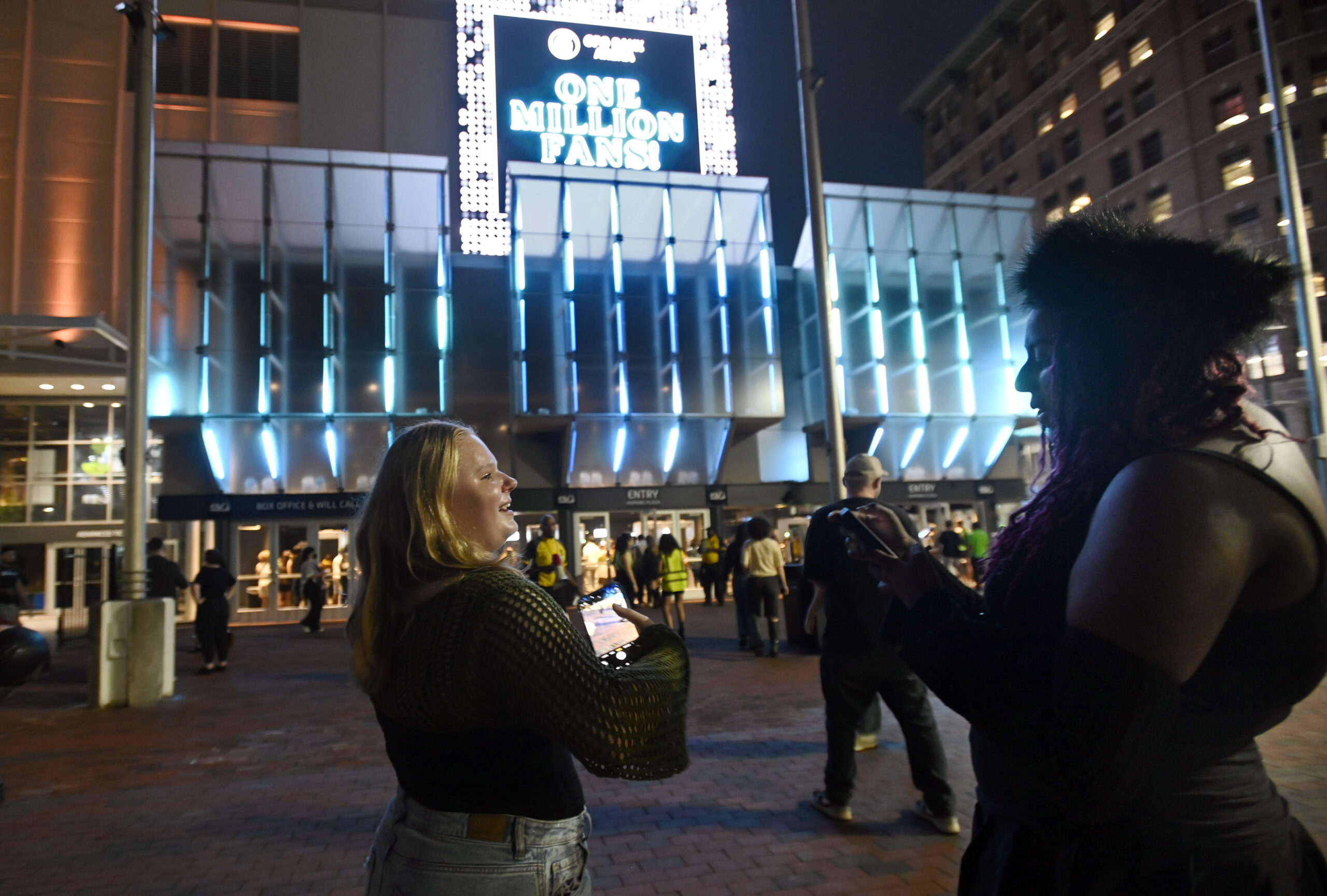 Kenedi Wiley, right, of Woodbridge, Va., and Kennedy Pendlebury, left,...